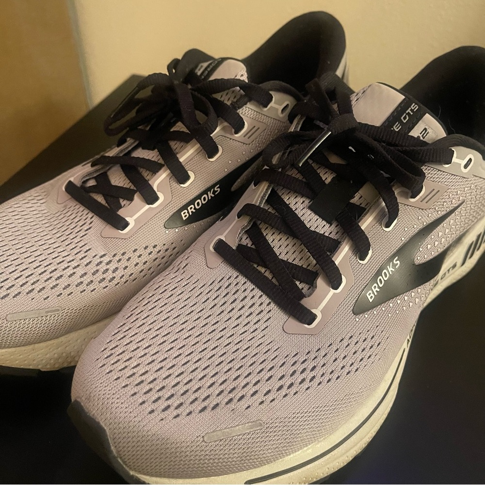 Men’s Brooks sneakers Size 9 Wide, Gray